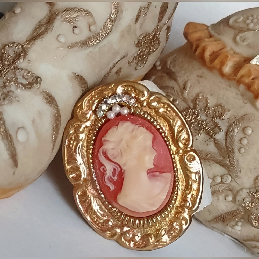 Cameo Brooch Right-faced Bright Gold Frame